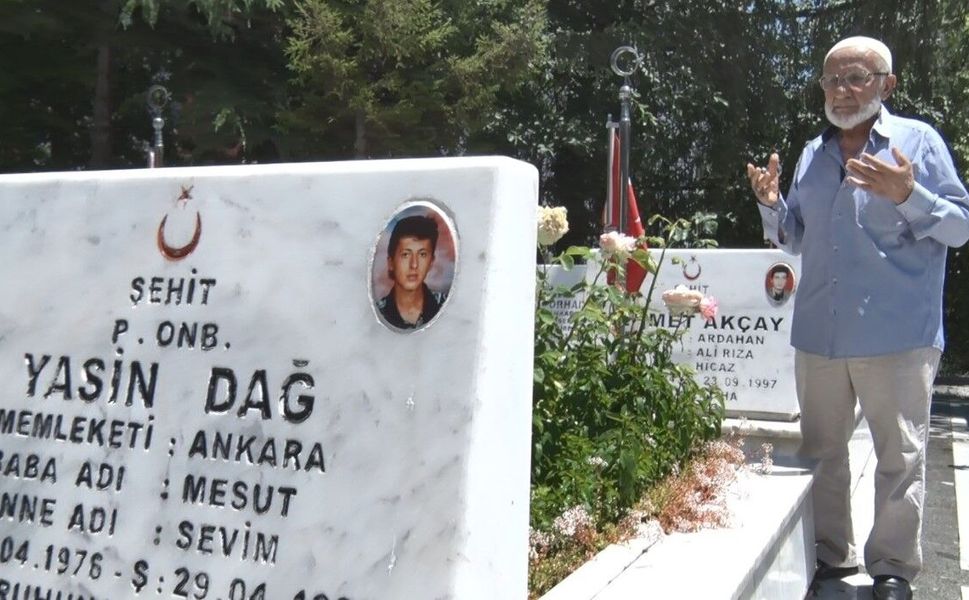 Şehit aileleri Babalar Günü'nde kabir başında dua etti