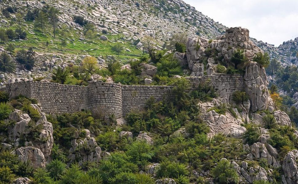Kahramanmaraş’ta kayalıkların arasında saklanan tarihi kale dikkat çekiyor