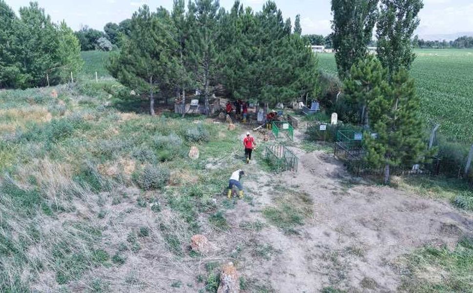 Elbistan’da 15 Mahalle Mezarlığında Bakım Çalışması Tamamlandı