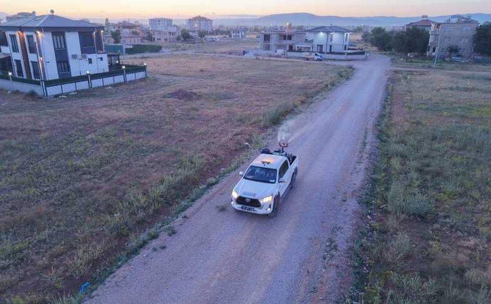 Elbistan’da Parklar, Bahçeler ve Sokaklar İlaçlanıyor
