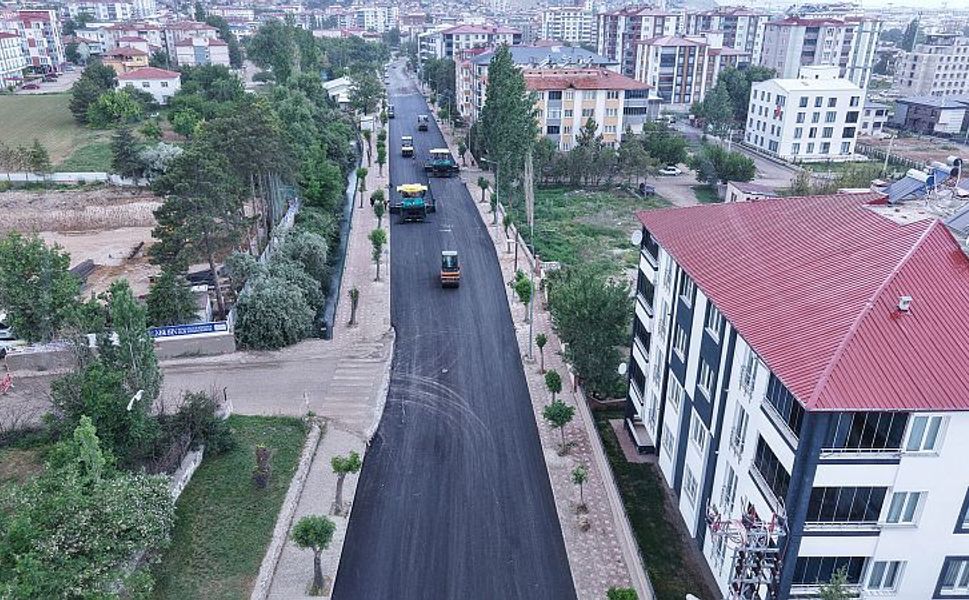 Elbistan Pınarbaşı Caddesi’nde Kesintisiz Asfalt Mesaisi