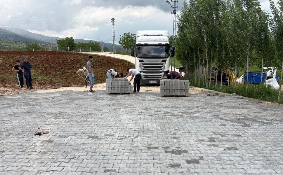 Büyükşehir’den Çağlayancerit Kırsalına 3 Bin Metrekarelik Kilit Parke