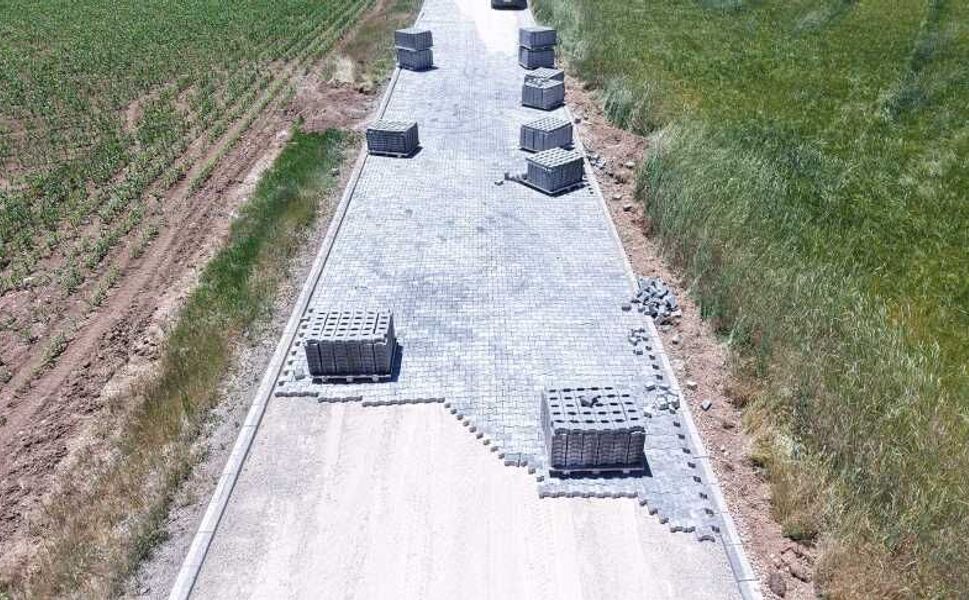 Afşin kırsalı 5 bin metrekarelik kilit parkeyle yeniliyor
