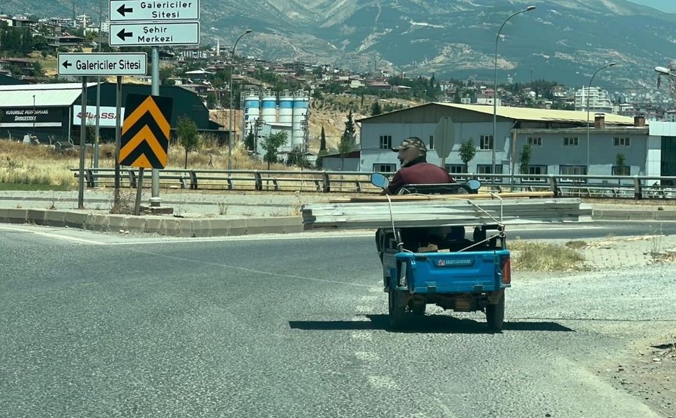 Kahramanmaraş'ta trafikte beklerken motosiklet üzerinde oynamaya başladı