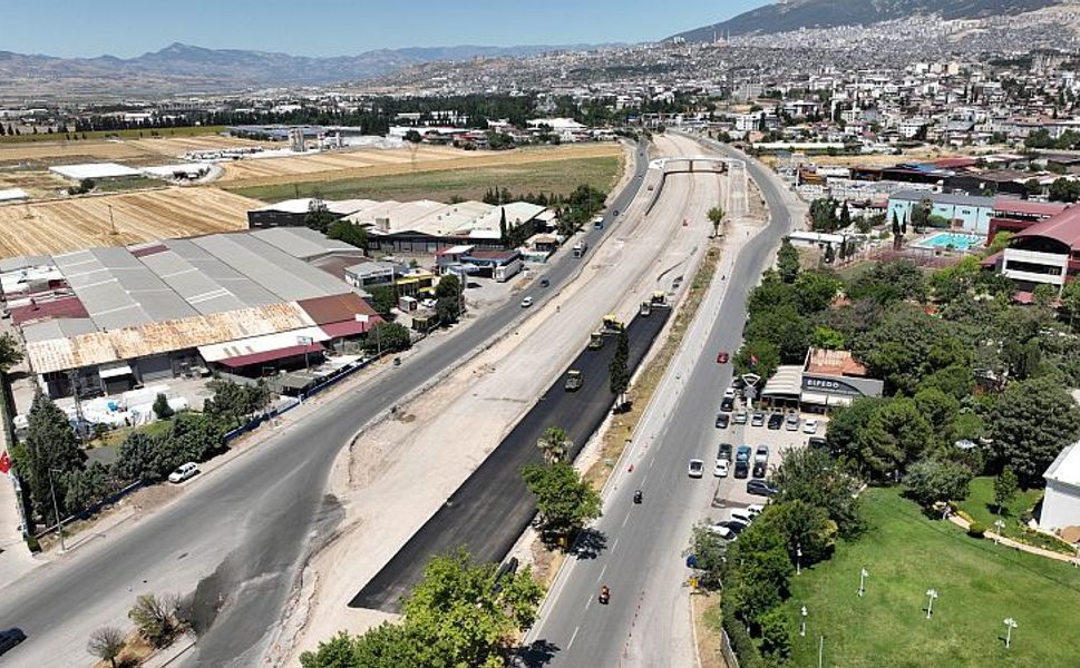 Sanayi Kavşağı’nda Sıcak Asfalt Serimi Gerçekleştiriliyor