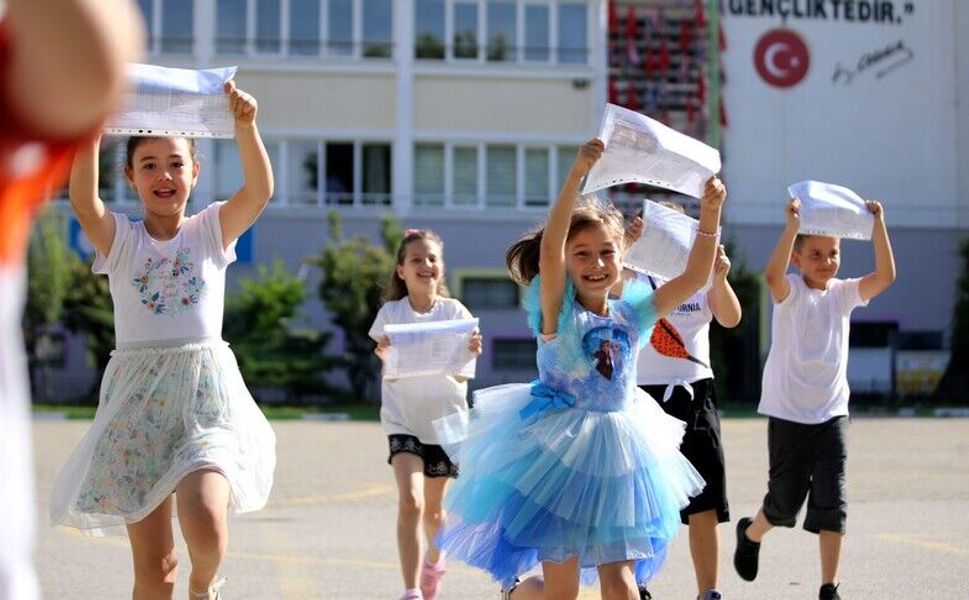 Yarın yaklaşık 18 milyon öğrenci için "karne zili" çalacak