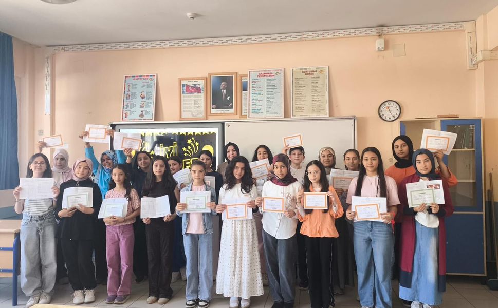 Kahramanmaraş’ta Ortaokul Öğrencilerinin Karne Heyecanı