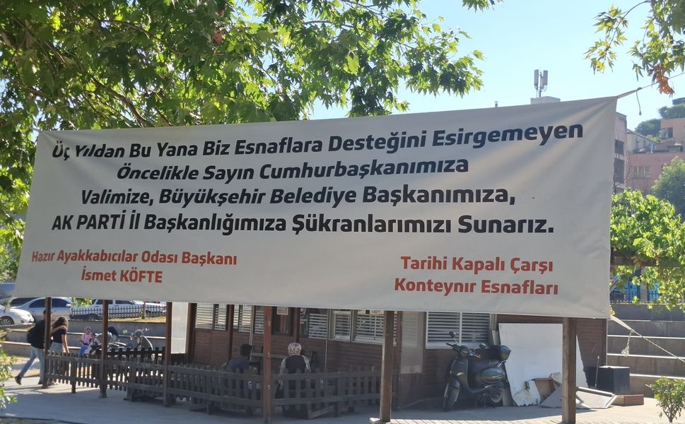 Kahramanmaraş’ta esnaftan teşekkür pankartı