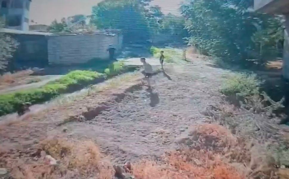 Sulama kanalına düşen iki çocuk son anda kurtuldu