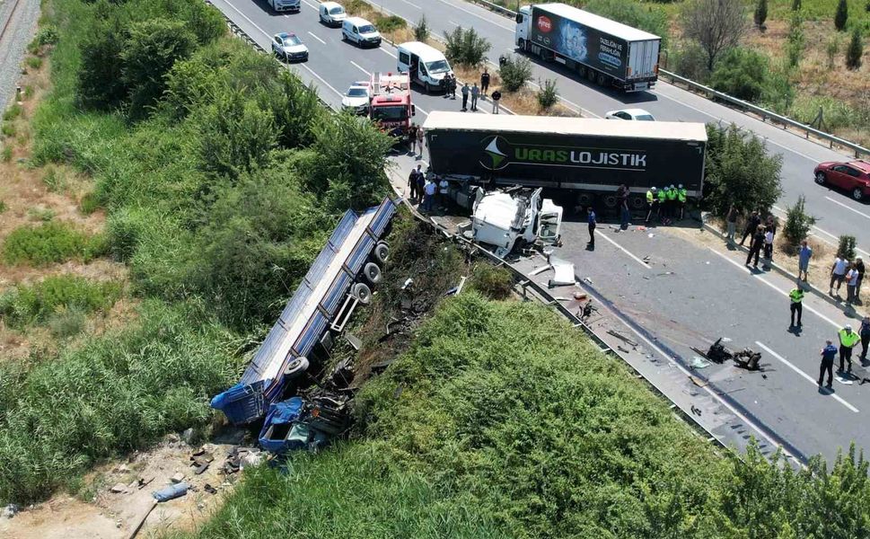 Karşı şeride geçen tır, bir başka tırla kafa kafaya çarpıştı: 1 ölü, 1 yaralı