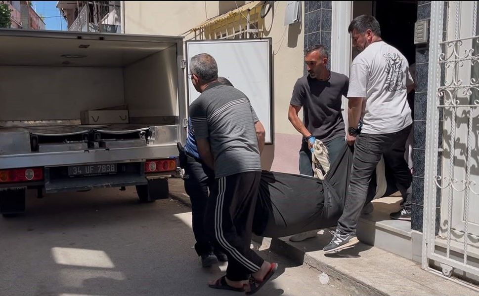 Talihsiz adam merdivenlerde can verdi... Acılı annenin feryadı yürekleri dağladı