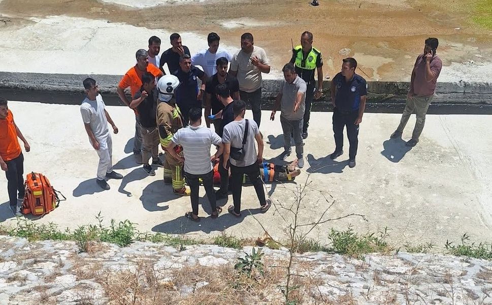 Bisikletiyle köprüden uçan çocuk 7 metreden yere çakıldı