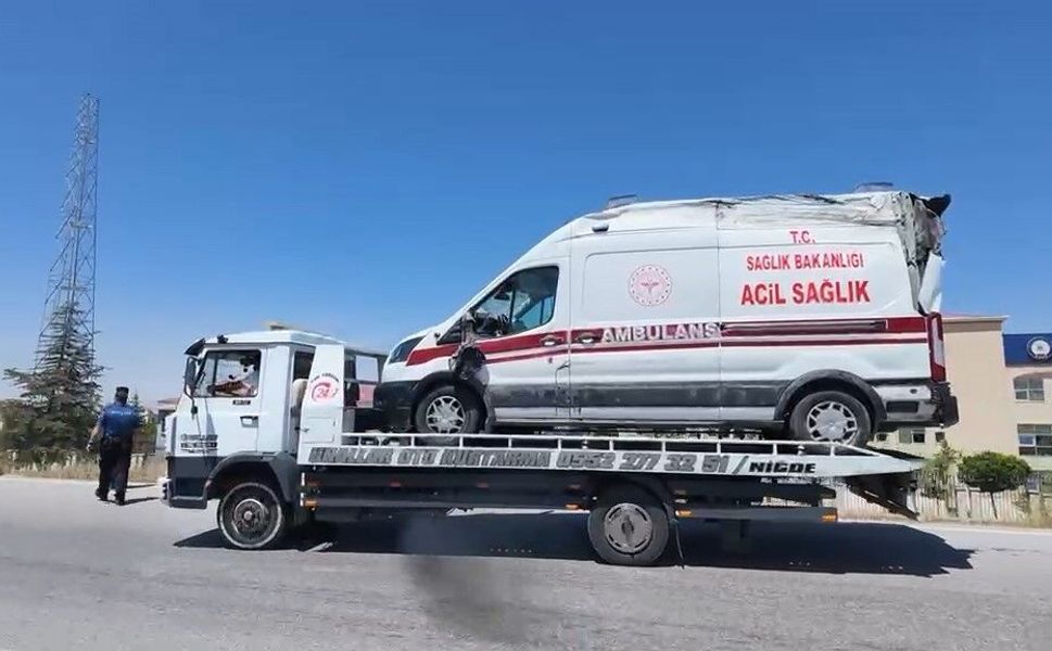 Ambulans ile otomobil çarpıştı: 3’ü sağlık çalışanı 5 yaralı