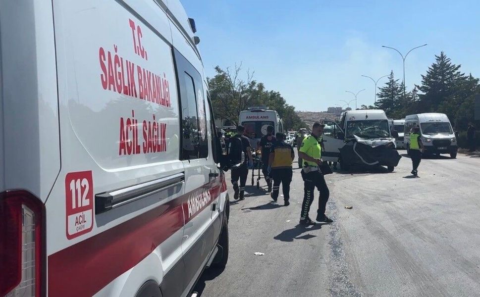 İşçi servisi tıra arkadan çarptı: 11 yaralı