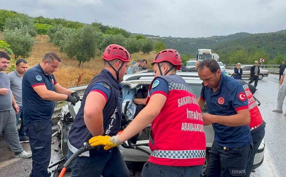 Kontrolden çıkan otomobil, önündeki tıra çarptı: 1 ölü, 2 yaralı