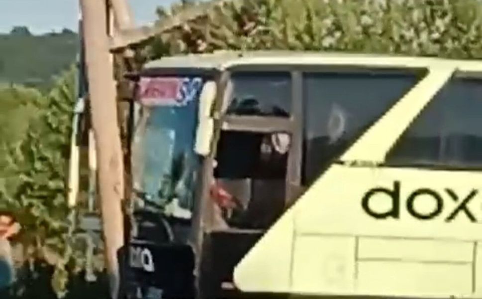 Kaza sonrası patlayan lastik polis memurunu yaraladı