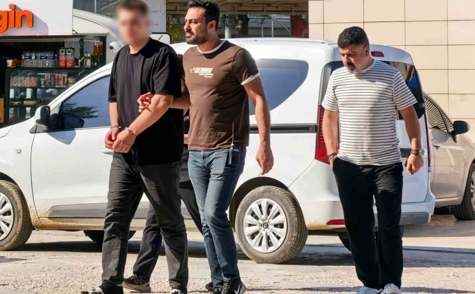 Arkadaşını silahla tehdit edip kendi borcunu ödetti