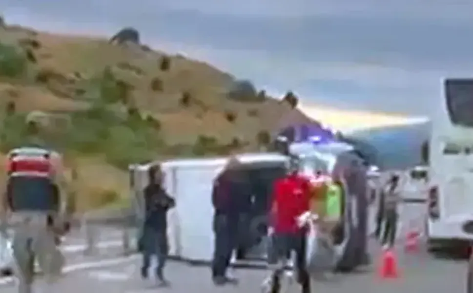 Devrilen minibüste 6'sı çocuk 16 kişi yaralandı