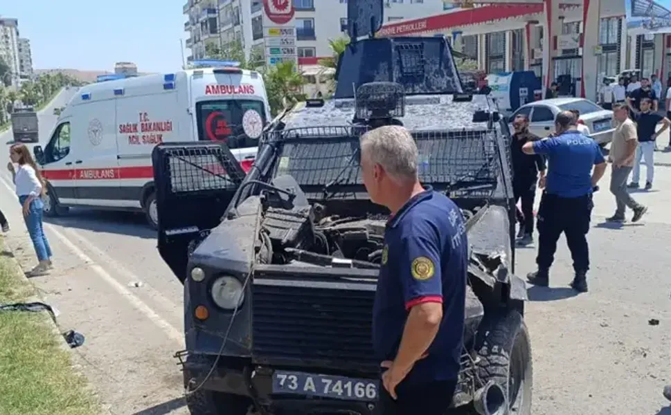 Zırhlı araç, takla attı; 2 polis yaralı