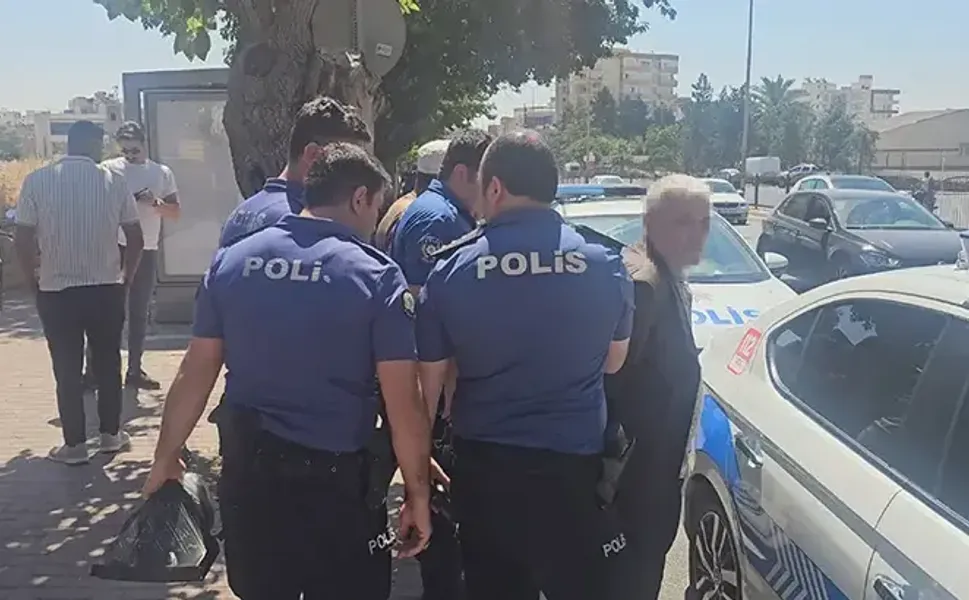 Durakta bekleyen eşini vurdu, polise teslim oldu
