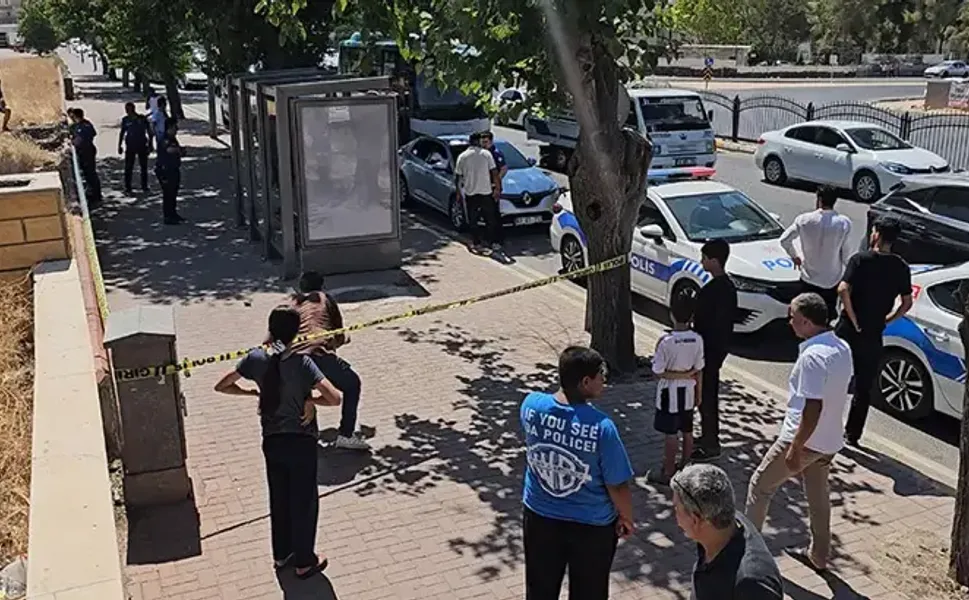 Durakta eşinin tabancayla vurduğu kadın öldü