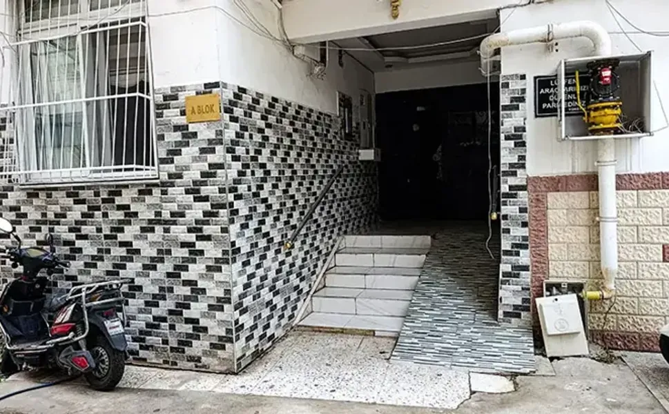 2 çocuğunun annesini çekiçle dövüp, bıçakla boğazını kesti