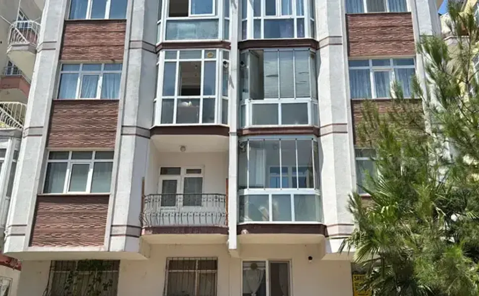 Ablasının cesedi ile 1 hafta aynı evde kalan engelli, hastaneye kaldırıldı