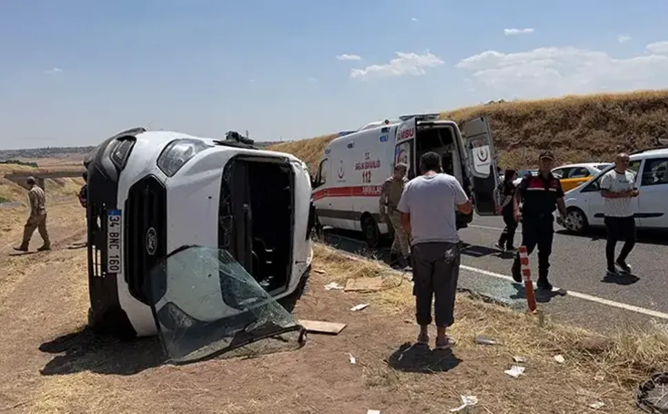 Öğrenci servisi ile otomobil çarpıştı: 19 yaralı