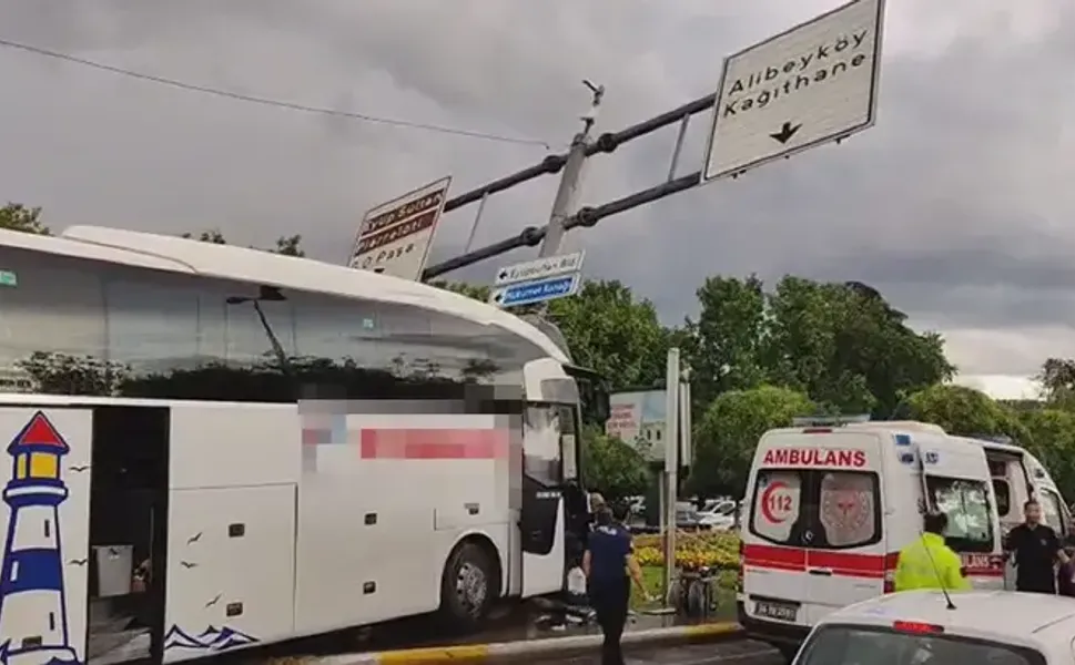Yolcu otobüsü önce otomobile ardından direğe çarptı: 2'si ağır 30 yaralı