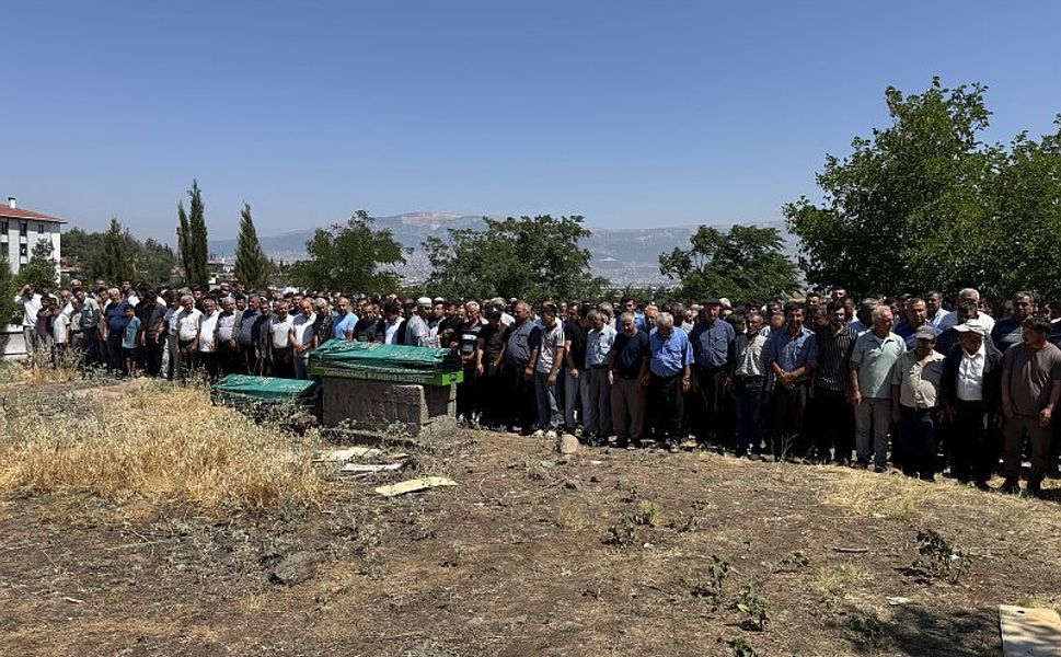 Adana'daki kazada hayatını kaybeden anne ile oğlunun cenazesi Kahramanmaraş'ta toprağa verildi
