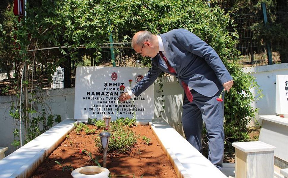 15 Temmuz şehidi Niyazi Ergüven, Kahramanmaraş'taki kabri başında anıldı