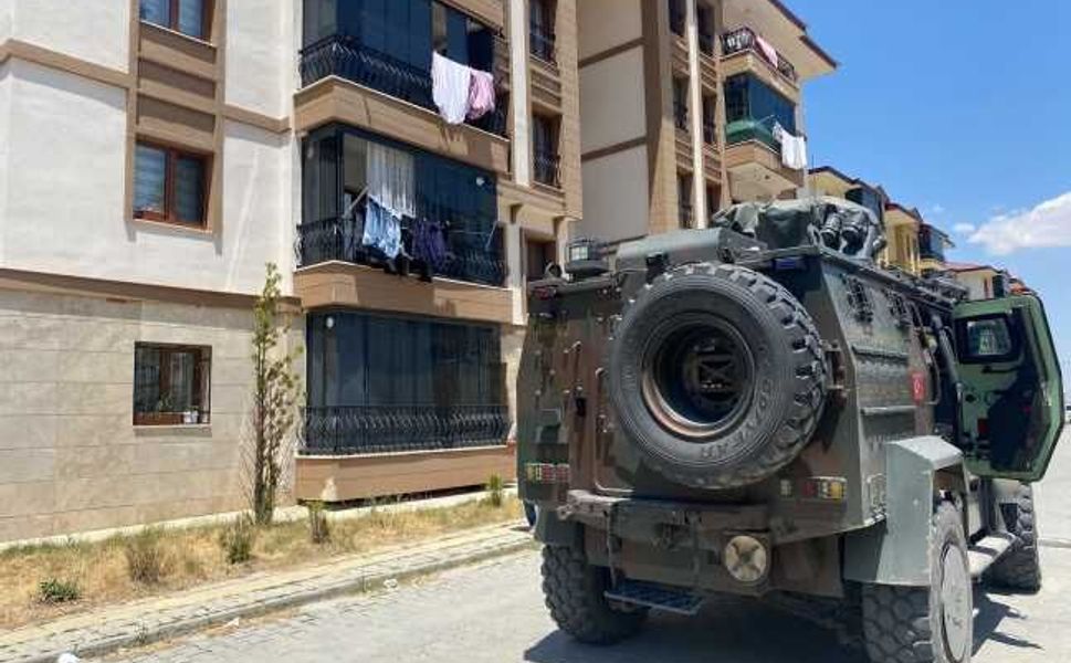 Elbistan’da Anne ve Babasını Rehin Aldı, Özel Harekat Evin Çevresini Sardı