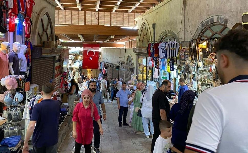 Kahramanmaraş'ta Sıcaktan Bunalanlar Kapalı Çarşıya Akın Etti