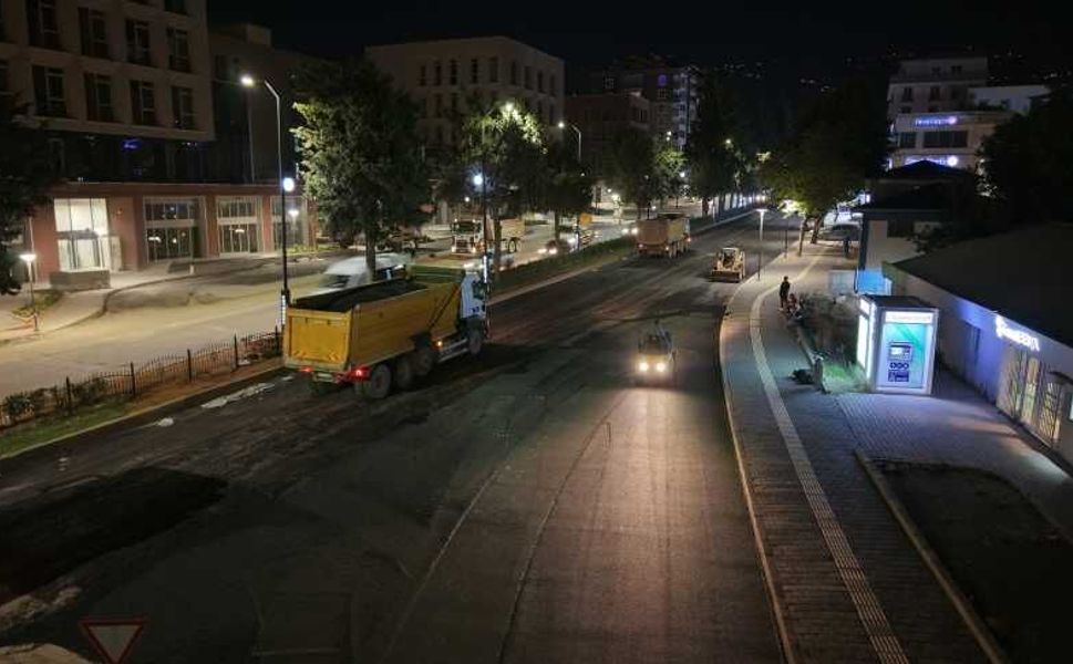 Azerbaycan Bulvarı’nın Son Kat Asfaltı Seriliyor