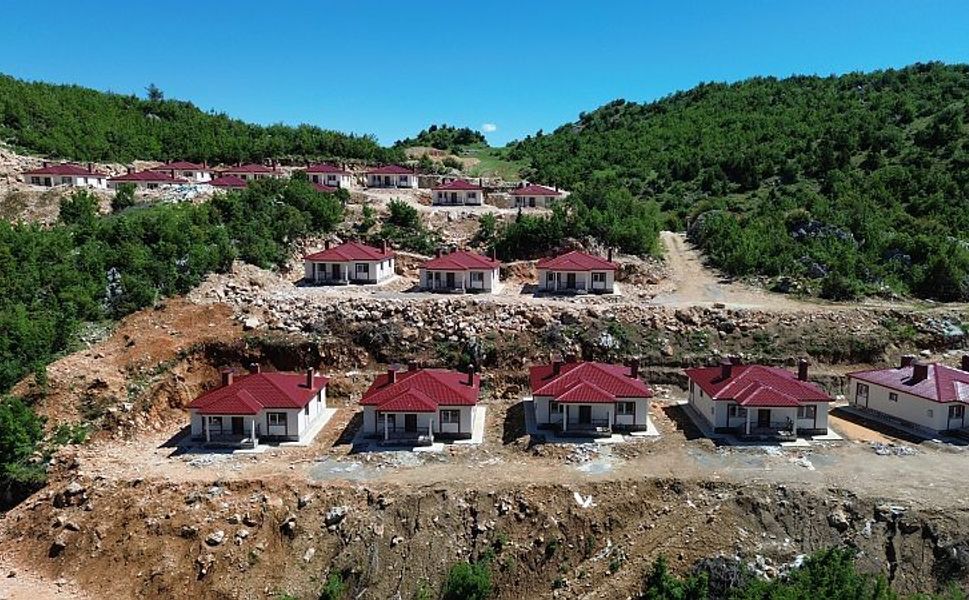 Aylardır boş bekleyen 30 adet çelik köy evinde nihayet çalışmalar başladı