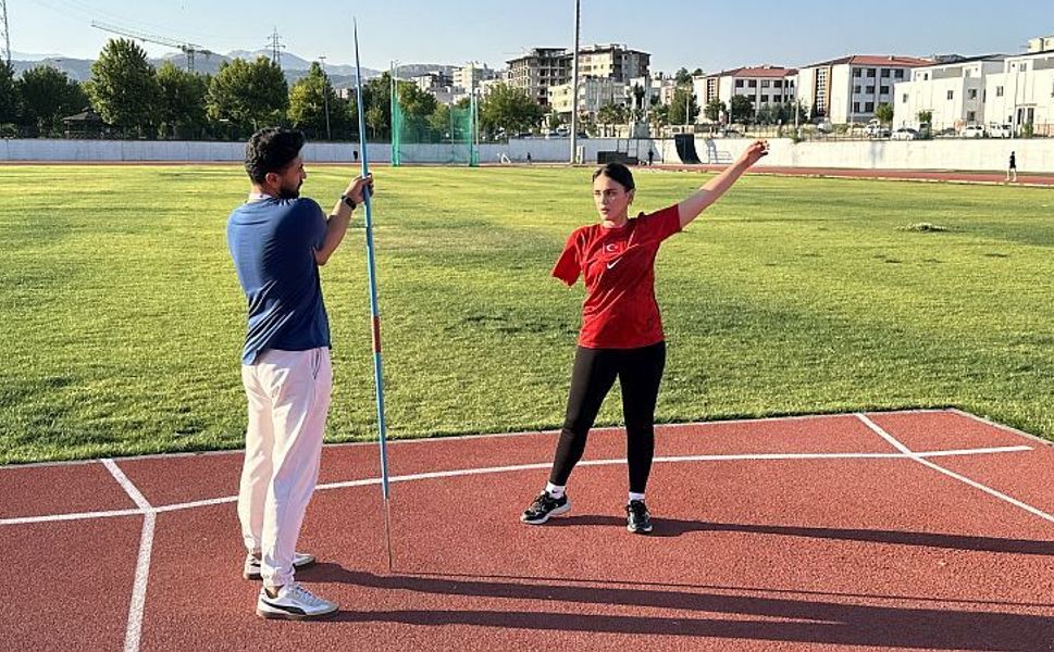 Enkazda ailesini ve kolunu kaybeden Meryem, 3 farklı branşta Türkiye şampiyonu oldu