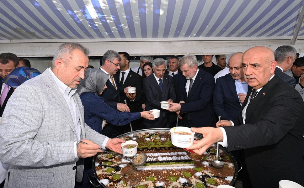 Büyükşehir, Binlerce Vatandaşı Aşure Bereketinde Buluşturdu