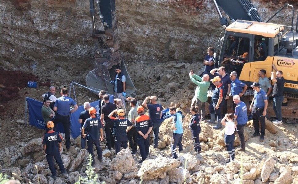 İnşaat kazısında göçük altında kalan kepçe operatörü hayatını kaybetti