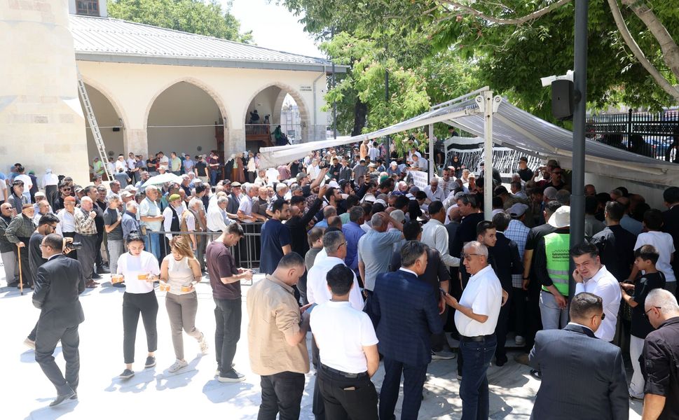 Okul Saldırısı Şehitlerinin Anısına Aşure Dağıtıldı