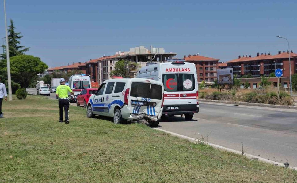 Kaza yerindeki polis aracına otomobil çarptı: 1’i polis 1’i bekçi toplam 6 yaralı