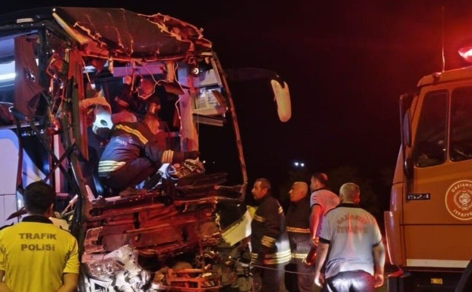 Yolcu otobüsü tırla çarpıştı: 2 ölü, 22 yaralı