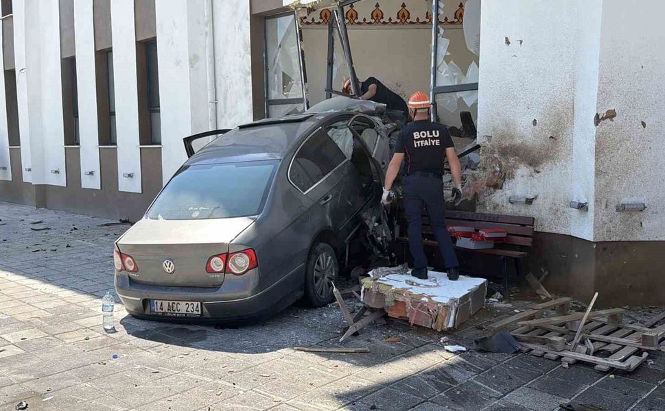 84 metre savrulan otomobil caminin imam odasına daldı