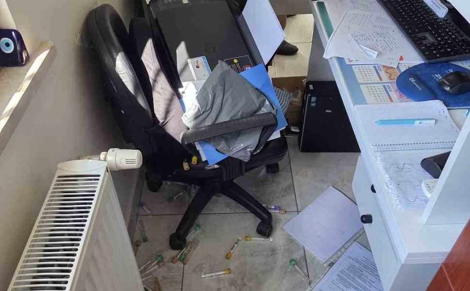 Aile Sağlığı Merkezi’nde fazla beklediğini iddia edip etrafı dağıttı
