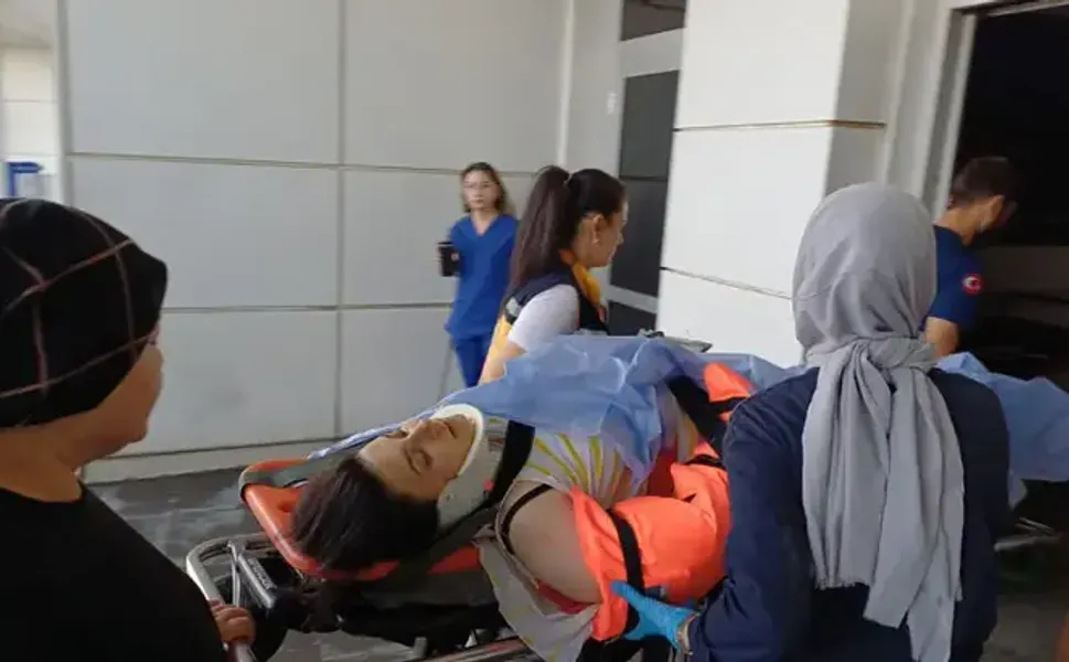 Cam silerken 3'üncü kattan düşüp ağır yaralandı
