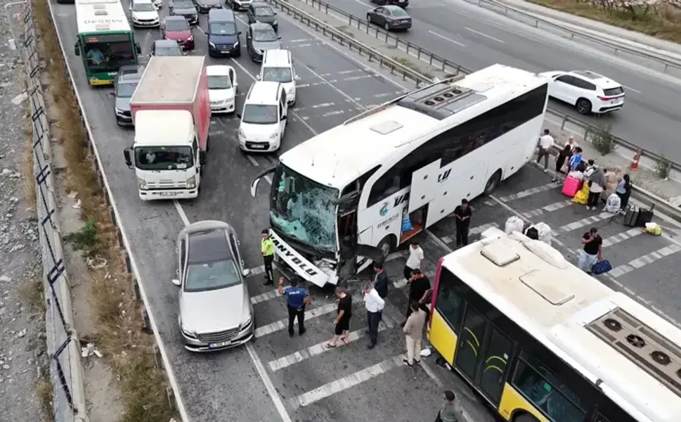 Yolcu otobüsü İETT otobüsüne çarptı: 5 yaralı