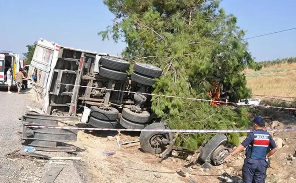 Yolcu otobüsü, kamyona arkadan çarptı: 1 ölü, 7 yaralı