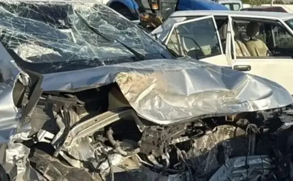 Otomobiller kafa kafaya çarpıştı: 1 ölü, 7 yaralı