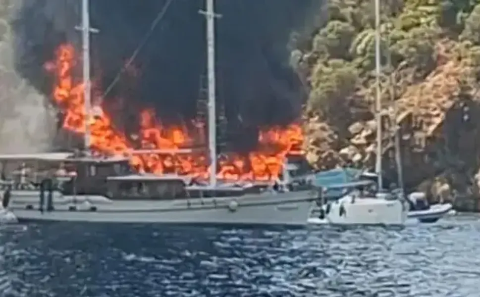 Koydaki tekne yandı, 115 yolcu suya atladı