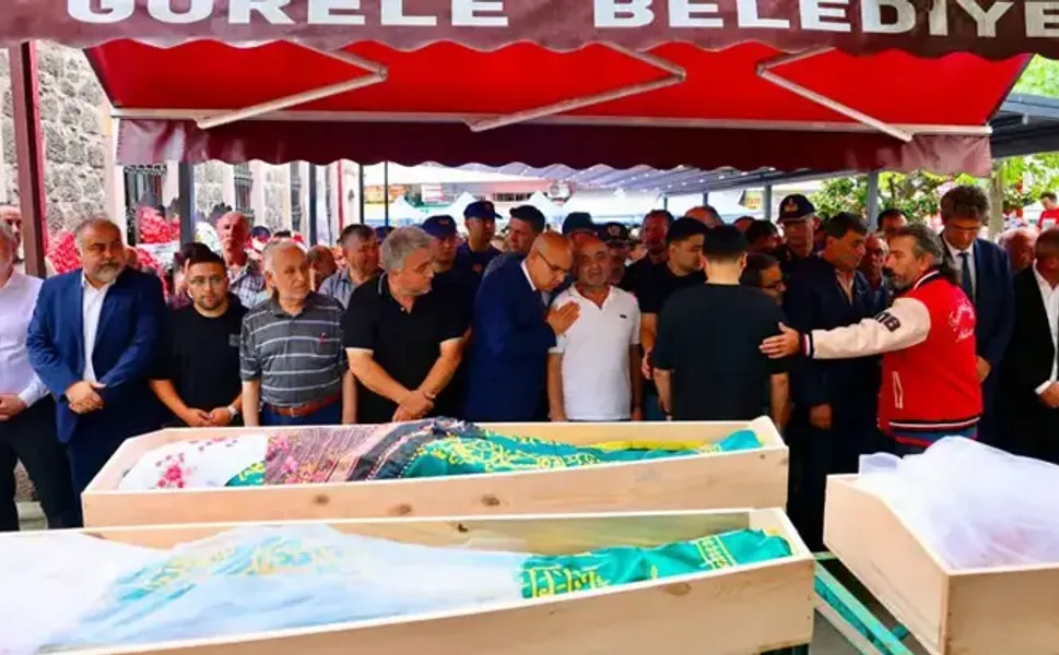 Piknik sırasında derede akıntıya kapılıp ölen anne ve 2 kızı, toprağa verildi