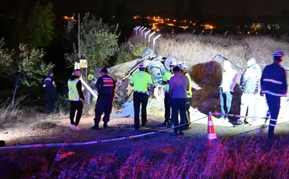 Aydınlatma direğine çarpan otomobil takla attı: 1 ölü, 2 yaralı